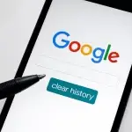 Aprenda como apagar o histórico do Google no celular e computador. Passo a passo fácil e atualizado com links úteis.
